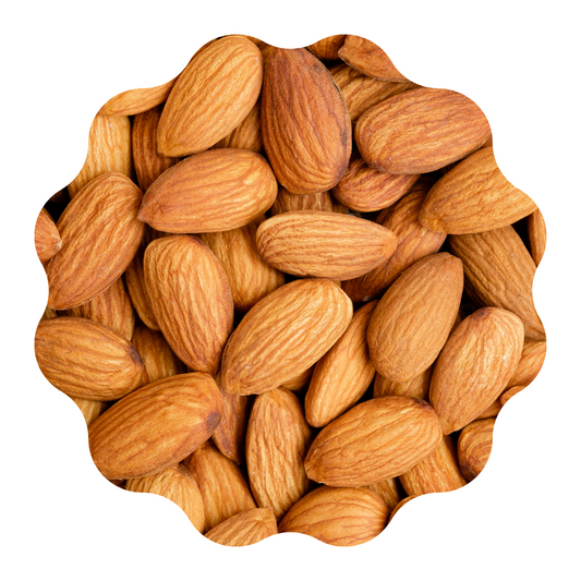 Una imagen de primer plano de varias Almendra Entera crudas de Hausnusse con sus cáscaras marrones y texturizadas aún intactas. Las almendras están dispuestas para llenar el encuadre, presentando una vista detallada de su superficie natural rica en proteína natural. Los bordes de la imagen están festoneados, dándole un borde decorativo.