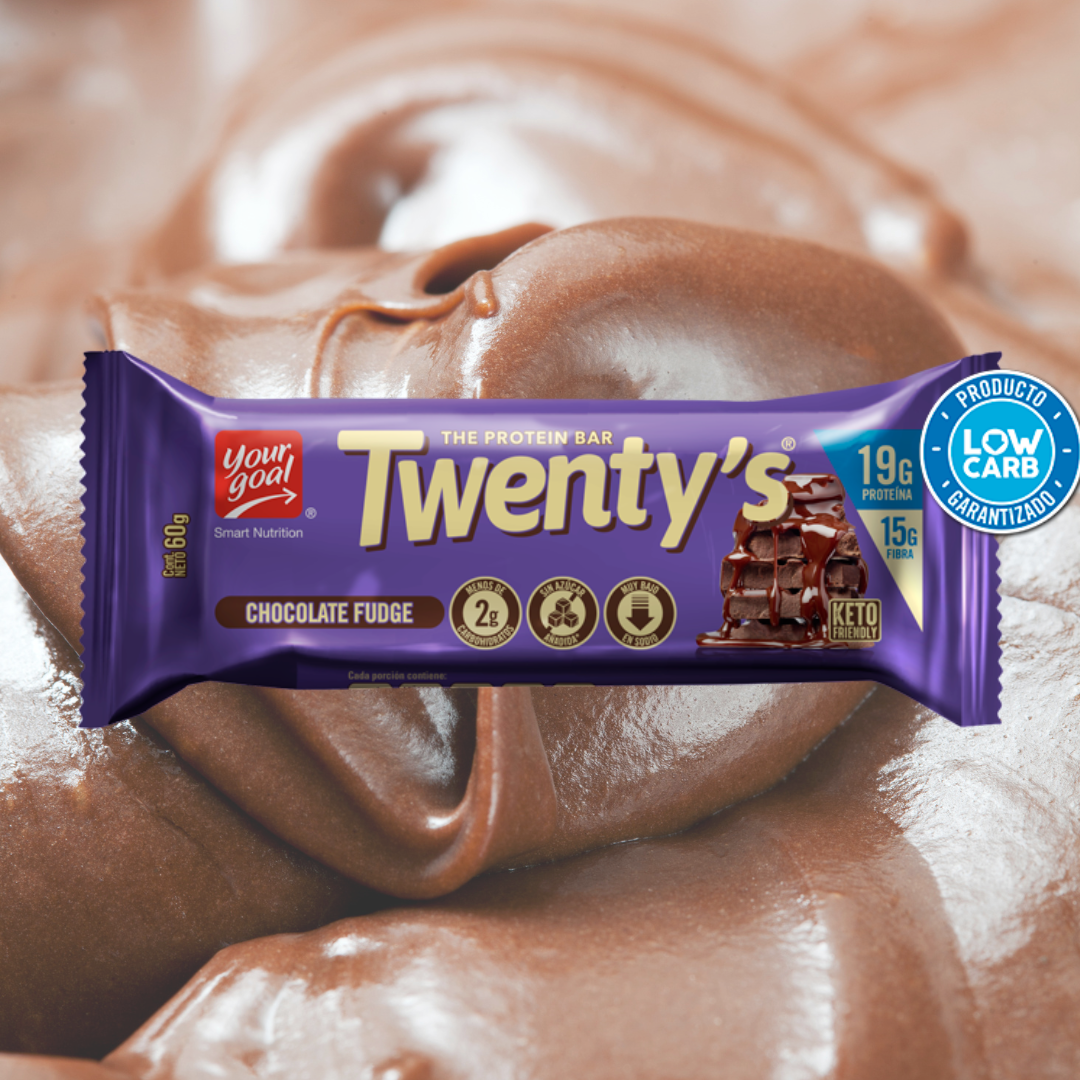 Una barrita proteica "Barras De Proteina Twenty´s Chocolate Fudge 12un" de YOUR GOAL, con un envoltorio morado adornado con iconos nutricionales de proteínas, azúcar y carbohidratos. Con un fondo de chocolate suave y arremolinado y destacando "Bajo en carbohidratos" en español. Cuenta con 19 gr de proteínas, perfecta para una dieta equilibrada.